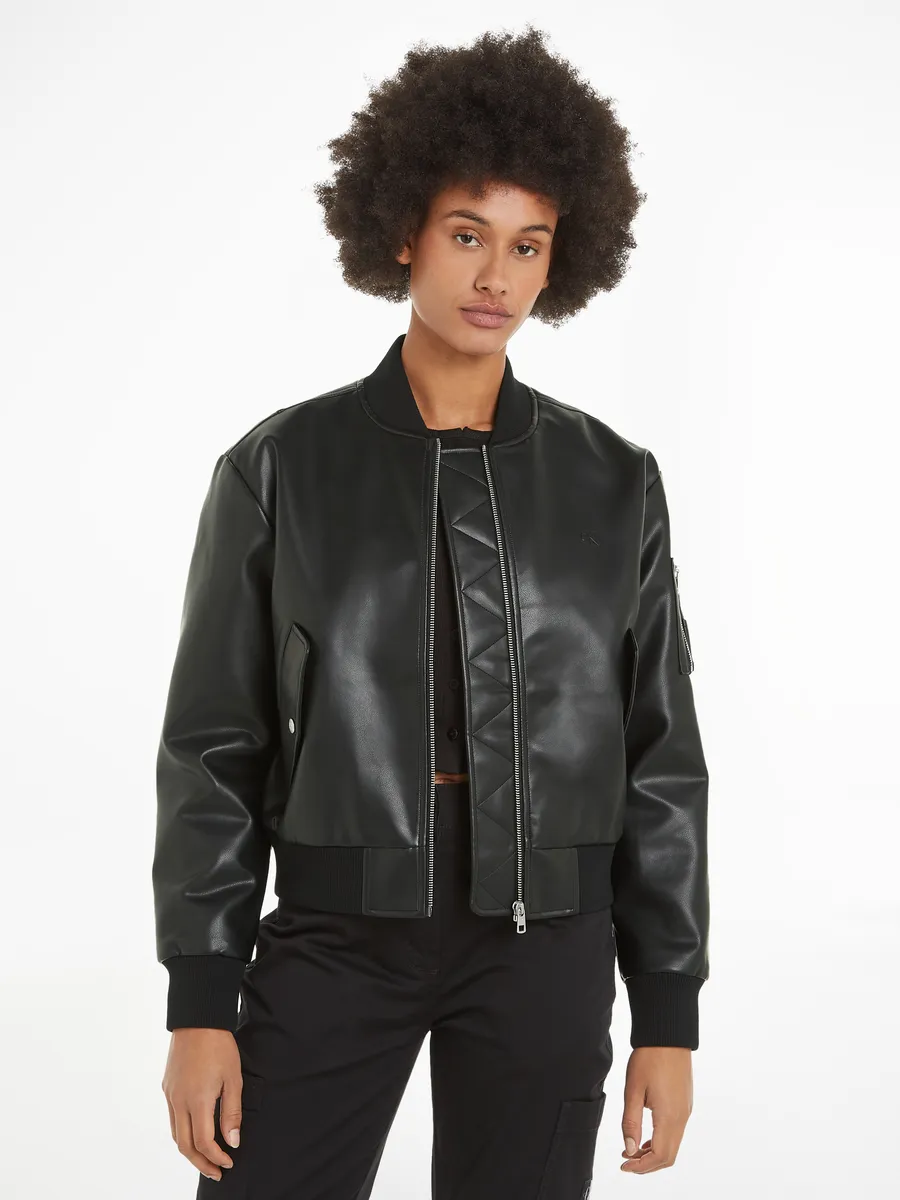 Куртка для колледжа Calvin Klein Jeans "FAUX LEATHER BOMBER JACKET" с тисненым логотипом, черный
Куртка для колледжа Calvin Klein Jeans "FAUX LEATHER BOMBER JACKET" с тисненым логотипом, черный