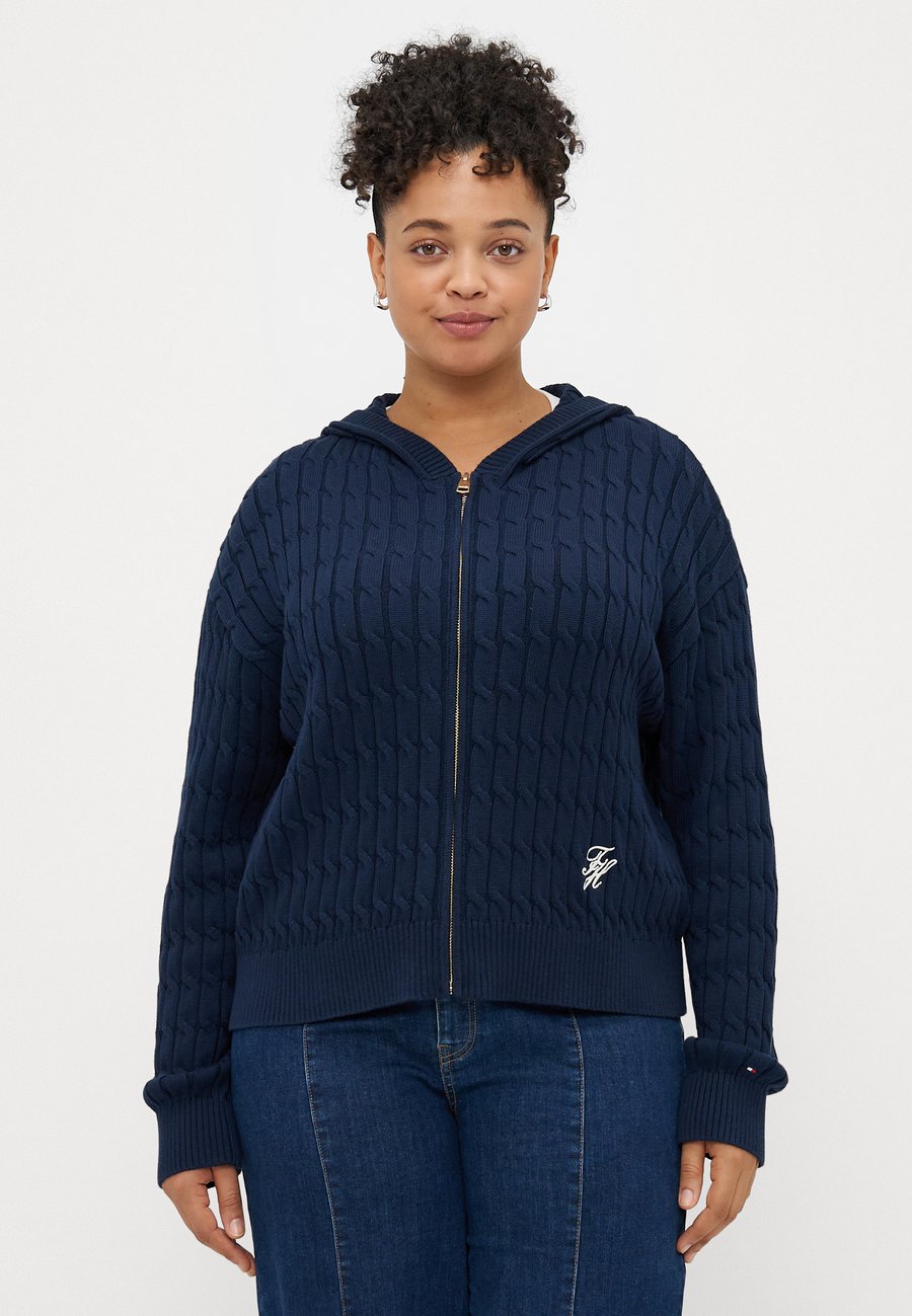 Кардиган Tommy Hilfiger Curve CABLE MID ZIP HOODY, Dark Night Navy/Dark Blue
Кардиган Tommy Hilfiger Curve CABLE MID ZIP HOODY, Dark Night Navy/Dark Blue