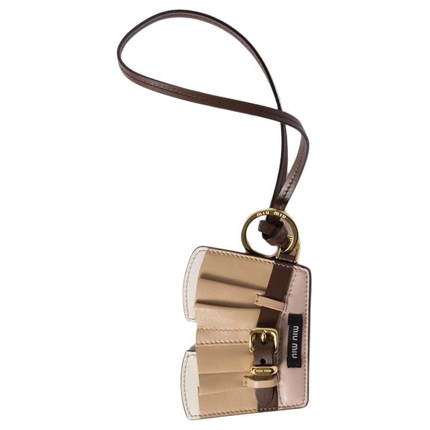 MIU MIU Кожаная сумка с серыми веревками для женщин Ropes, Gray Ropes
MIU MIU Кожаная сумка с серыми веревками для женщин Ropes, Gray Ropes