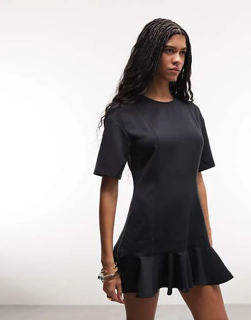 Черное мини-платье Monki с рюшами по низу
Черное мини-платье Monki с рюшами по низу