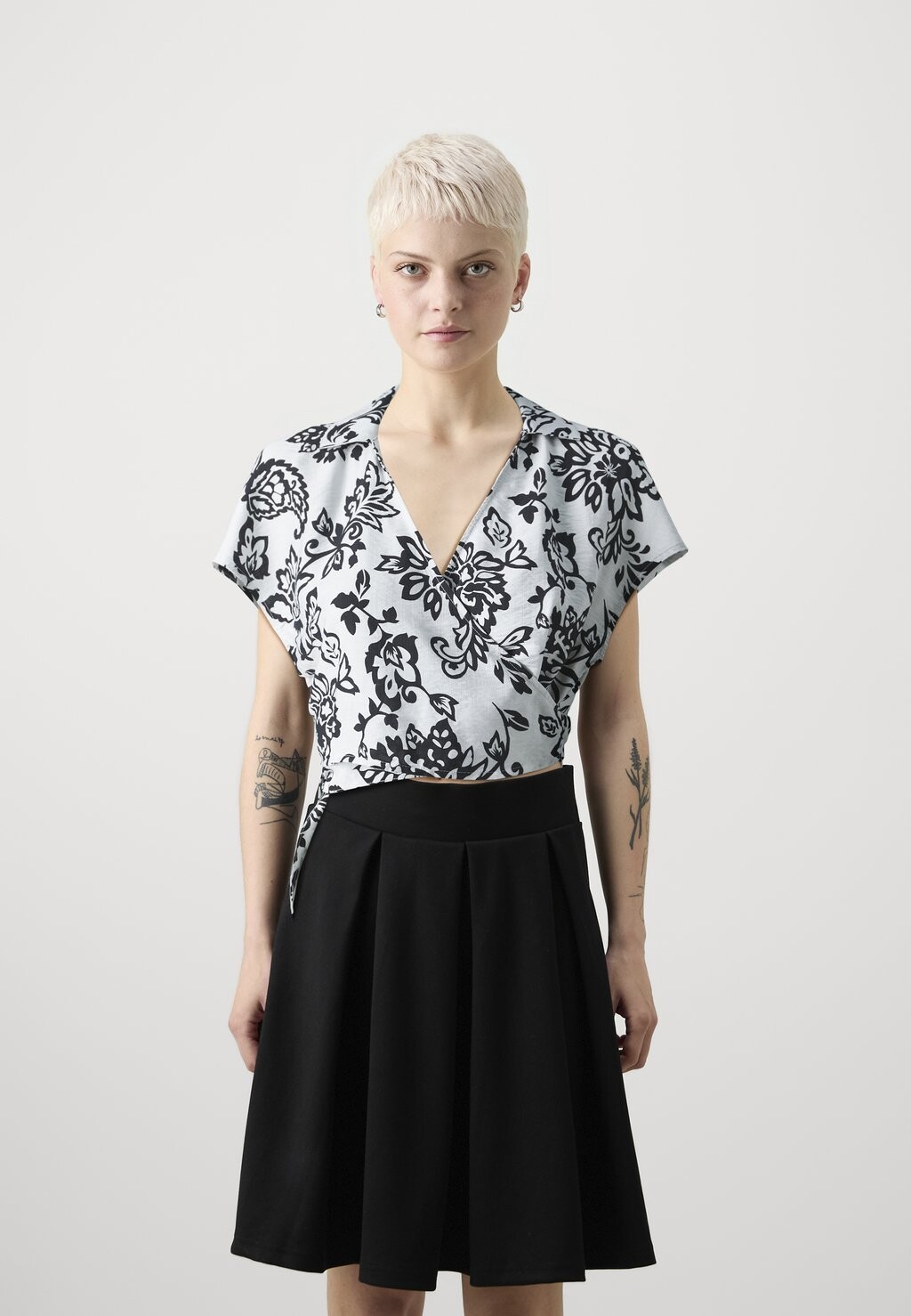 Блуза ONLKIERA WRAP ONLY Petite, черный 
Блуза ONLKIERA WRAP ONLY Petite, черный