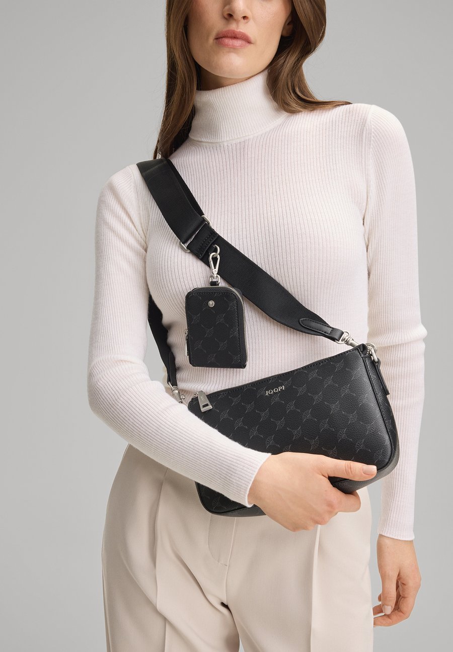 Сумка кросс-боди JOOP! CORTINA 1.0 JASMINA SHOULDER , Schwarz/Black
Сумка кросс-боди JOOP! CORTINA 1.0 JASMINA SHOULDER , Schwarz/Black