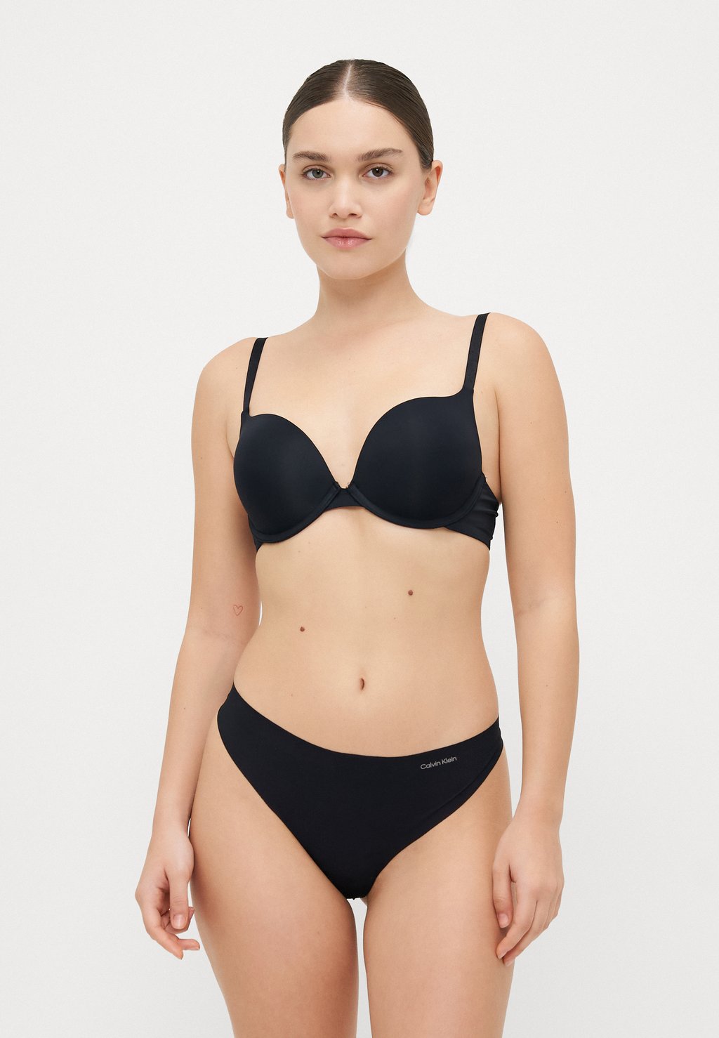 Стринги THONG 3 PACK INVISIBLES MICROFIBER Calvin Klein Underwear, кремовый 
Стринги THONG 3 PACK INVISIBLES MICROFIBER Calvin Klein Underwear, кремовый