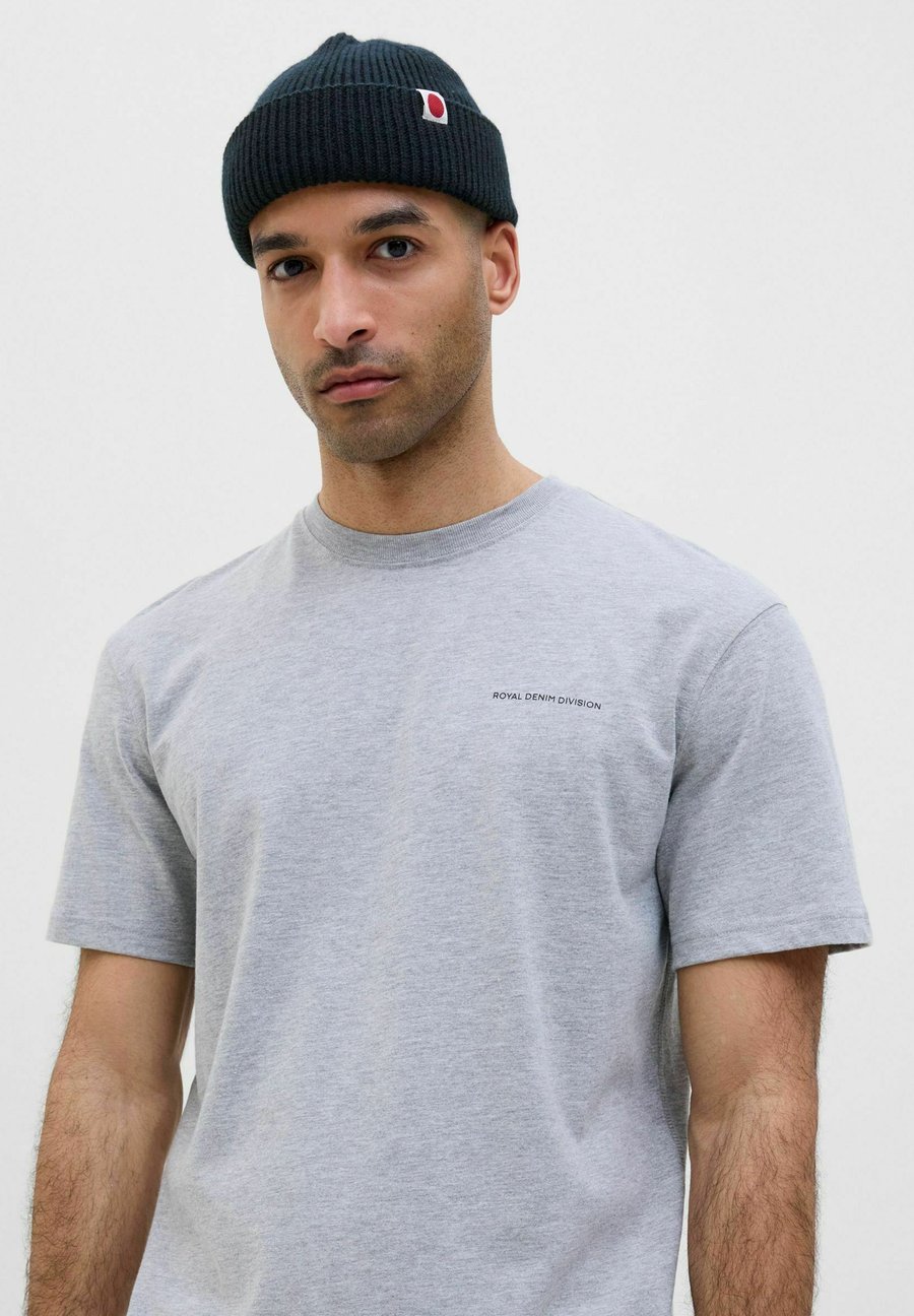 Шапка Jack & Jones JACROYAL, Salute/Dark Blue
Шапка Jack & Jones JACROYAL, Salute/Dark Blue