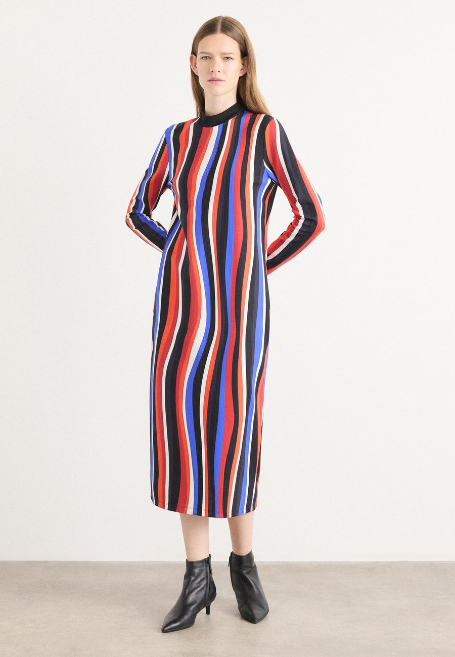 Платье Marc Cain Jersey dress, Cranberry/Berry
Платье Marc Cain Jersey dress, Cranberry/Berry