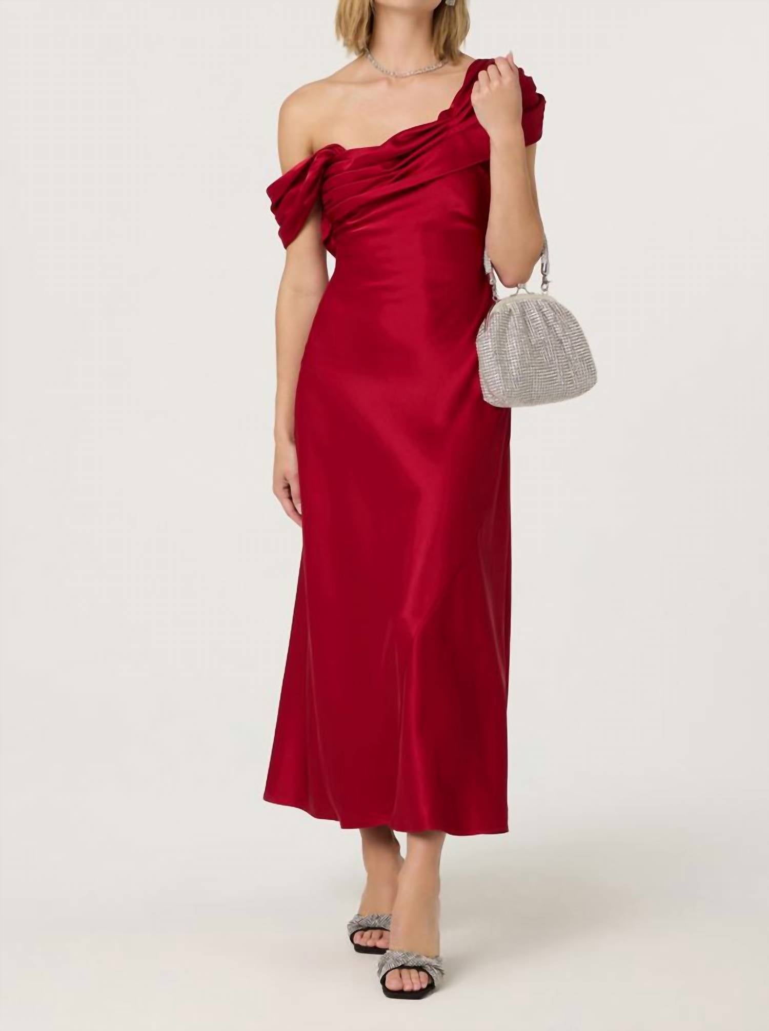 ASTR Атласное платье Alyssia красного цвета
ASTR Атласное платье Alyssia красного цвета