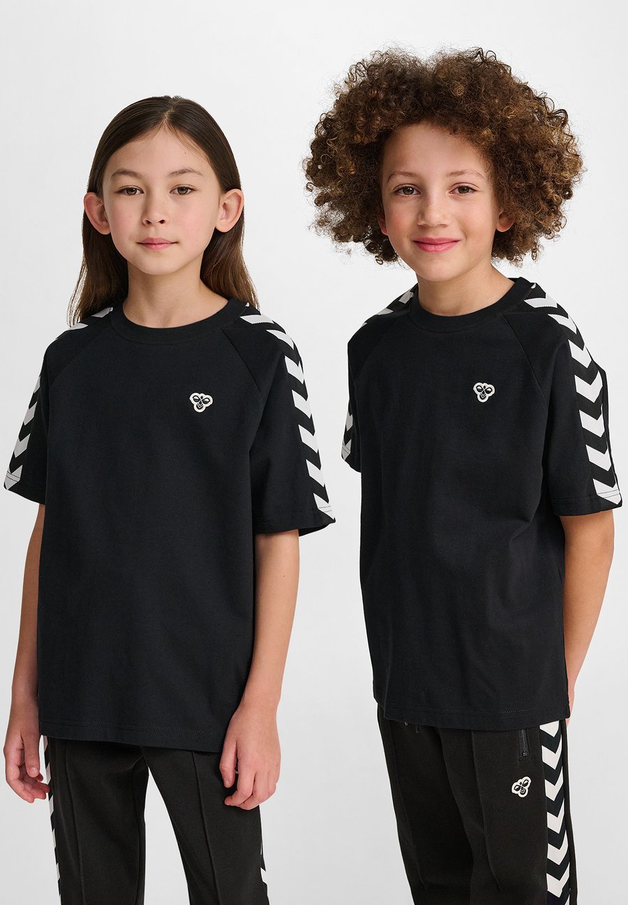 Футболка Hummel HMLJR ARCHIVE LOOSE , Black, Черный, Футболка Hummel HMLJR ARCHIVE LOOSE , Black
Футболка Hummel HMLJR ARCHIVE LOOSE , Black, Черный, Футболка Hummel HMLJR ARCHIVE LOOSE , Black