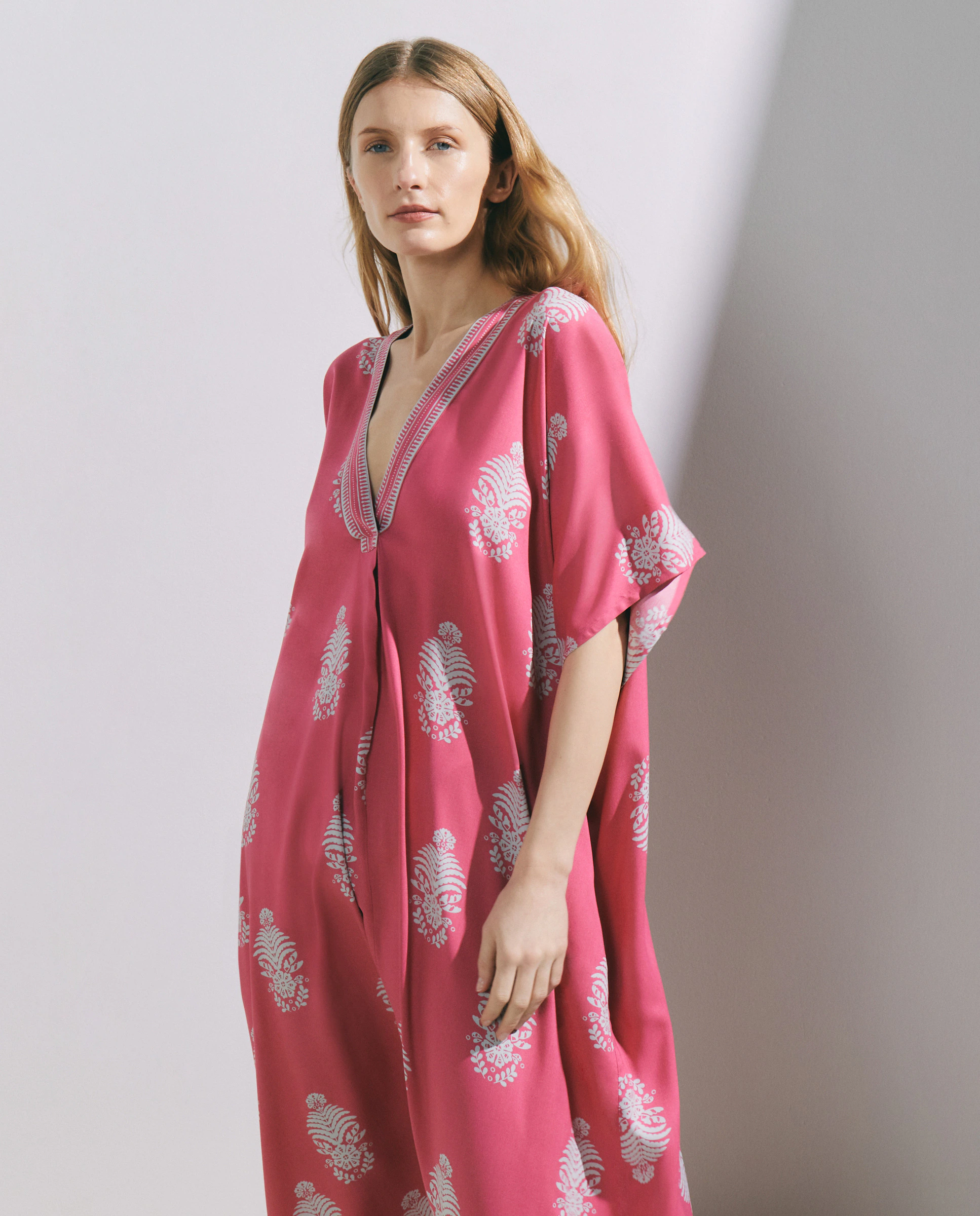 Женский кафтан с каймой Stella Rittwagen, коралловый
Женский кафтан с каймой Stella Rittwagen, коралловый