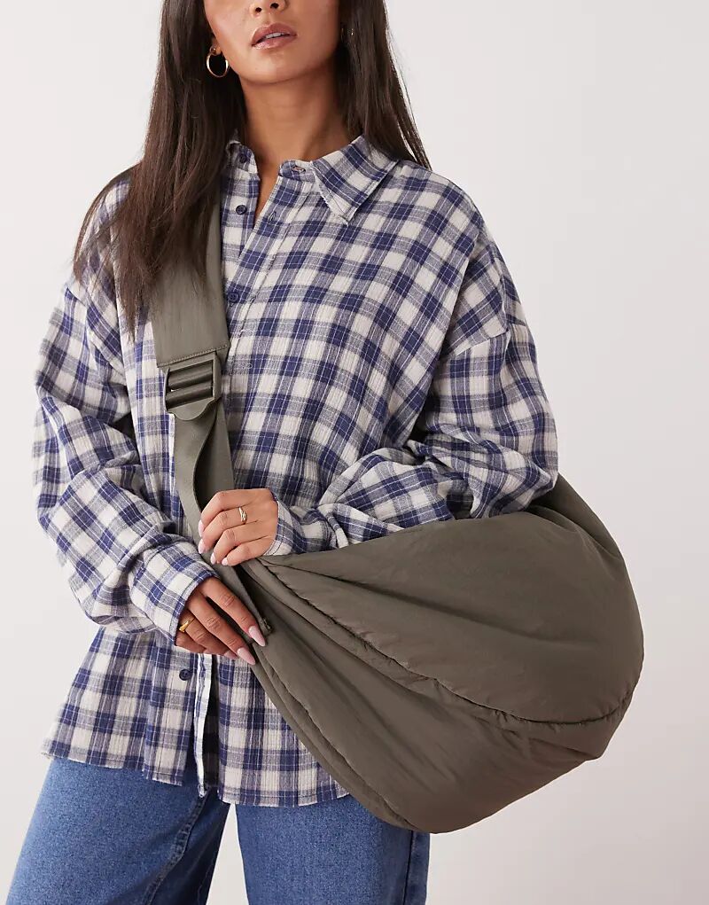 Большая мягкая сумка через плечо Weekday цвета хаки
Большая мягкая сумка через плечо Weekday цвета хаки