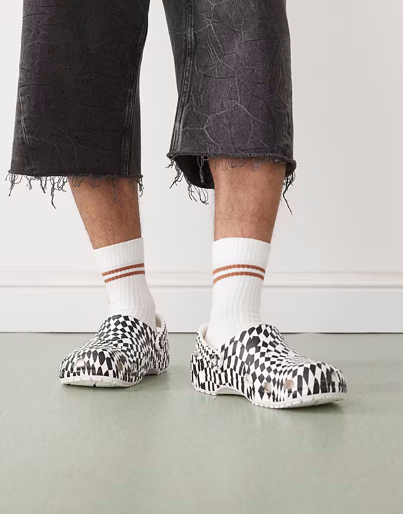 Классические графические сабо Crocs белого цвета
Классические графические сабо Crocs белого цвета