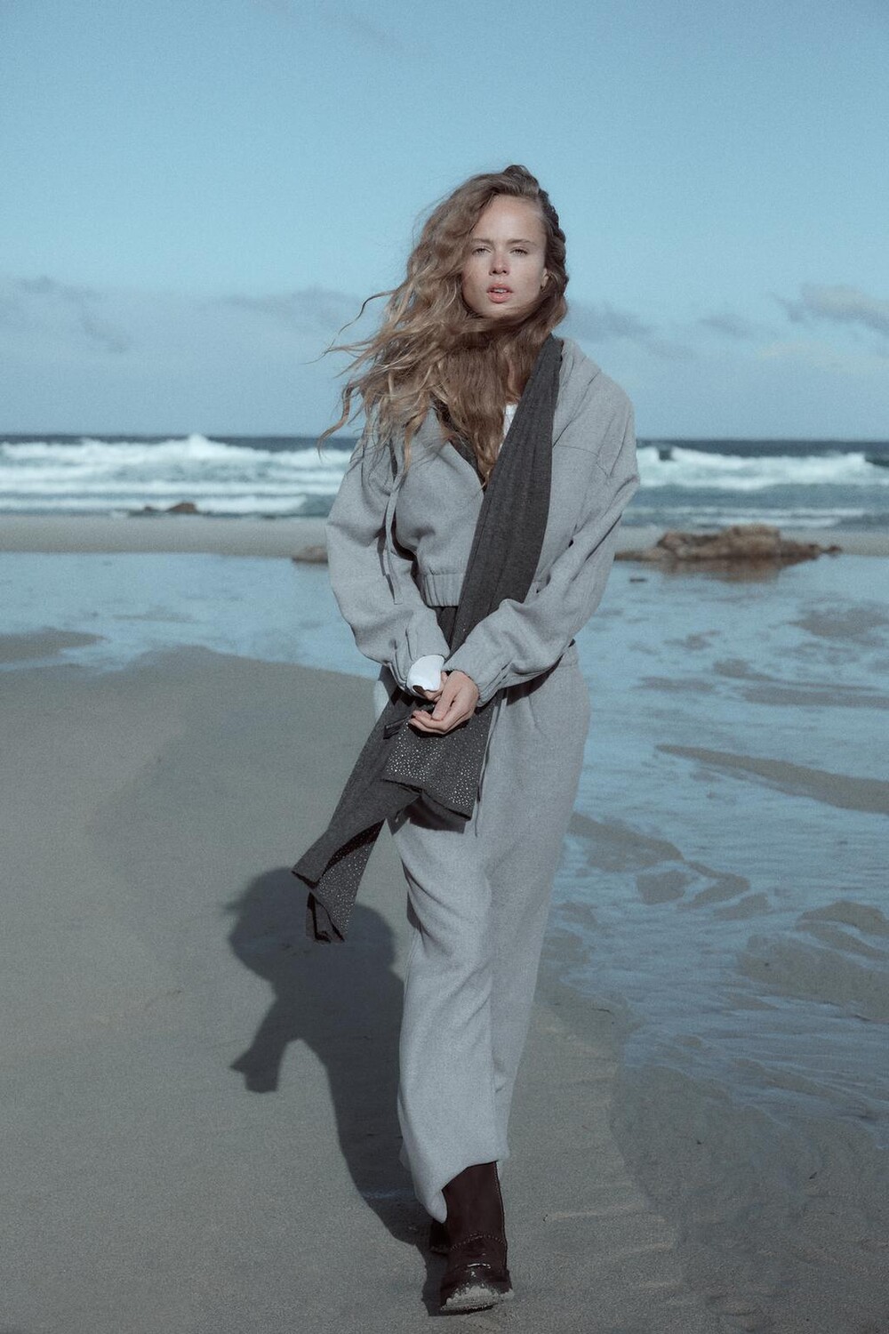 Мягкие прямые брюки ZARA, светло-серый 
Мягкие прямые брюки ZARA, светло-серый