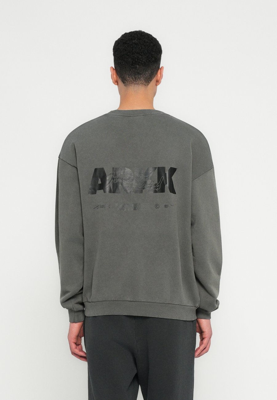 Толстовка ARKK Copenhagen BOXY CREW UNISEX, Stone/Grey
Толстовка ARKK Copenhagen BOXY CREW UNISEX, Stone/Grey