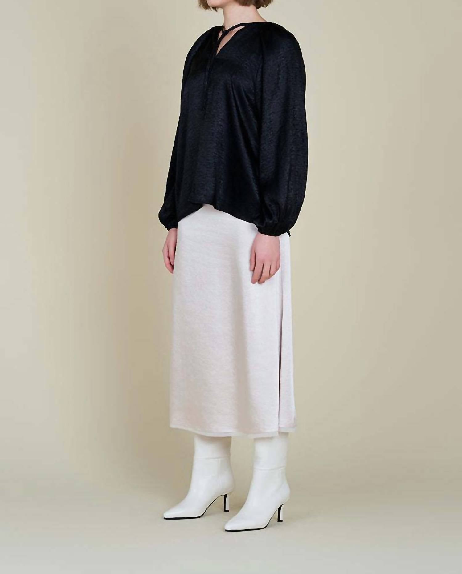 Блузка с плиссированными плечами черного цвета GRADE & GATHER
Блузка с плиссированными плечами черного цвета GRADE & GATHER