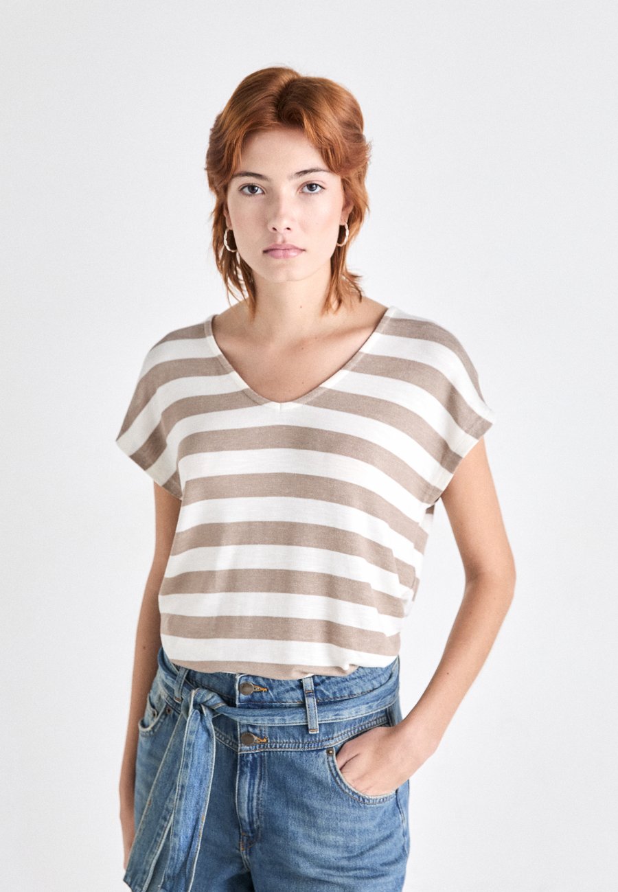 Футболка ONLY ONLLIRA LIFE V NECK, Mocha Meringue/Cloud Dancer/Brown, Коричневый, Футболка ONLY ONLLIRA LIFE V NECK, Mocha Meringue/Cloud Dancer/Brown
Футболка ONLY ONLLIRA LIFE V NECK, Mocha Meringue/Cloud Dancer/Brown, Коричневый, Футболка ONLY ONLLIRA LIFE V NECK, Mocha Meringue/Cloud Dancer/Brown