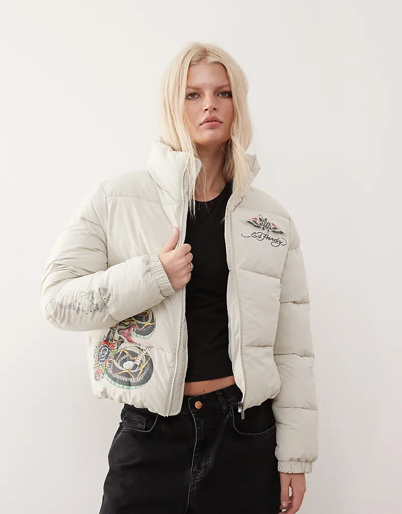 Татуировка Ed Hardy в пуховике цвета песка
Татуировка Ed Hardy в пуховике цвета песка