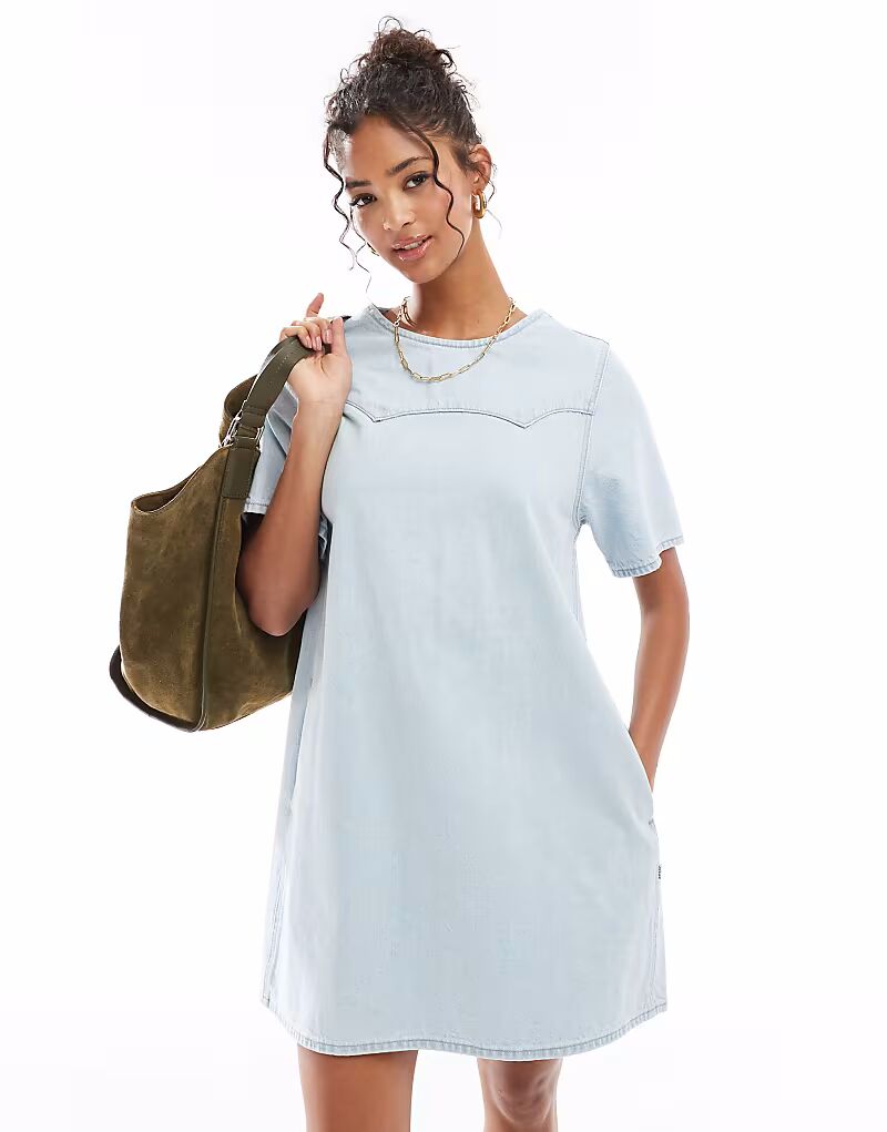 Короткое джинсовое платье Levi's светло-голубого цвета
Короткое джинсовое платье Levi's светло-голубого цвета