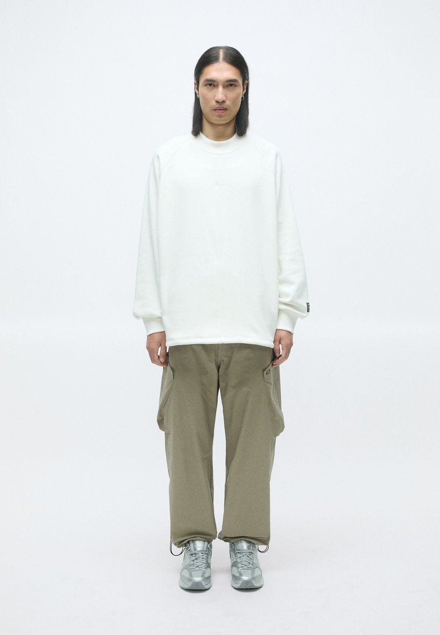 Толстовка Oakley CREW, Arctic White/White
Толстовка Oakley CREW, Arctic White/White