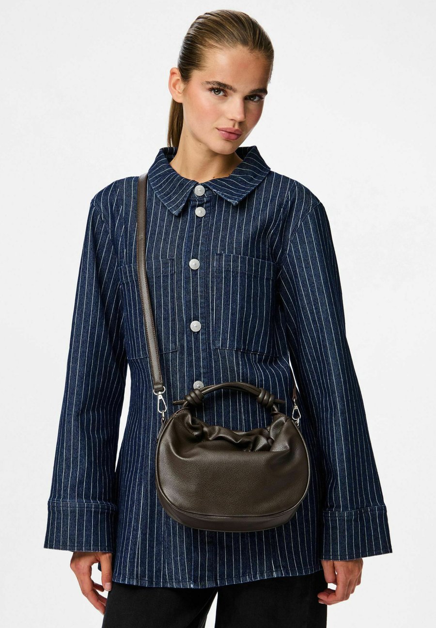 Сумка Pieces PCBALLOON KNOT, Hot Fudge/Dark Brown
Сумка Pieces PCBALLOON KNOT, Hot Fudge/Dark Brown