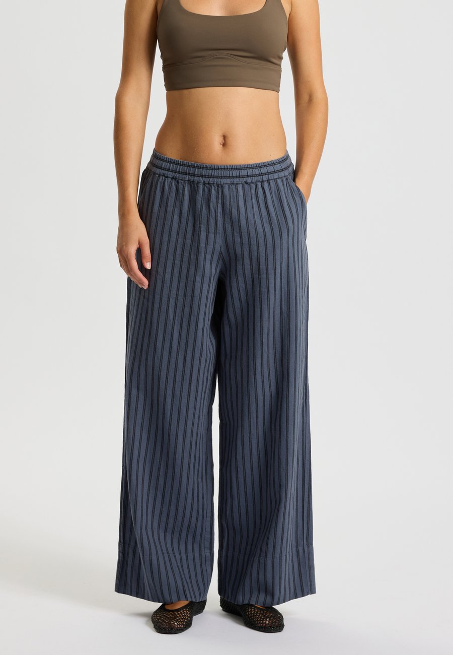 Брюки rethinkit studios STRIPED, Blue Stripe/Blue
Брюки rethinkit studios STRIPED, Blue Stripe/Blue