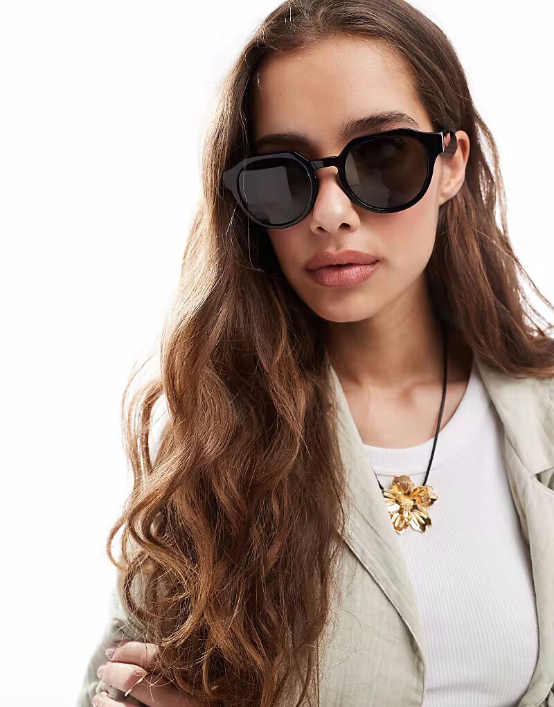 Солнцезащитные очки AllSaints Roman черного цвета 
Солнцезащитные очки AllSaints Roman черного цвета