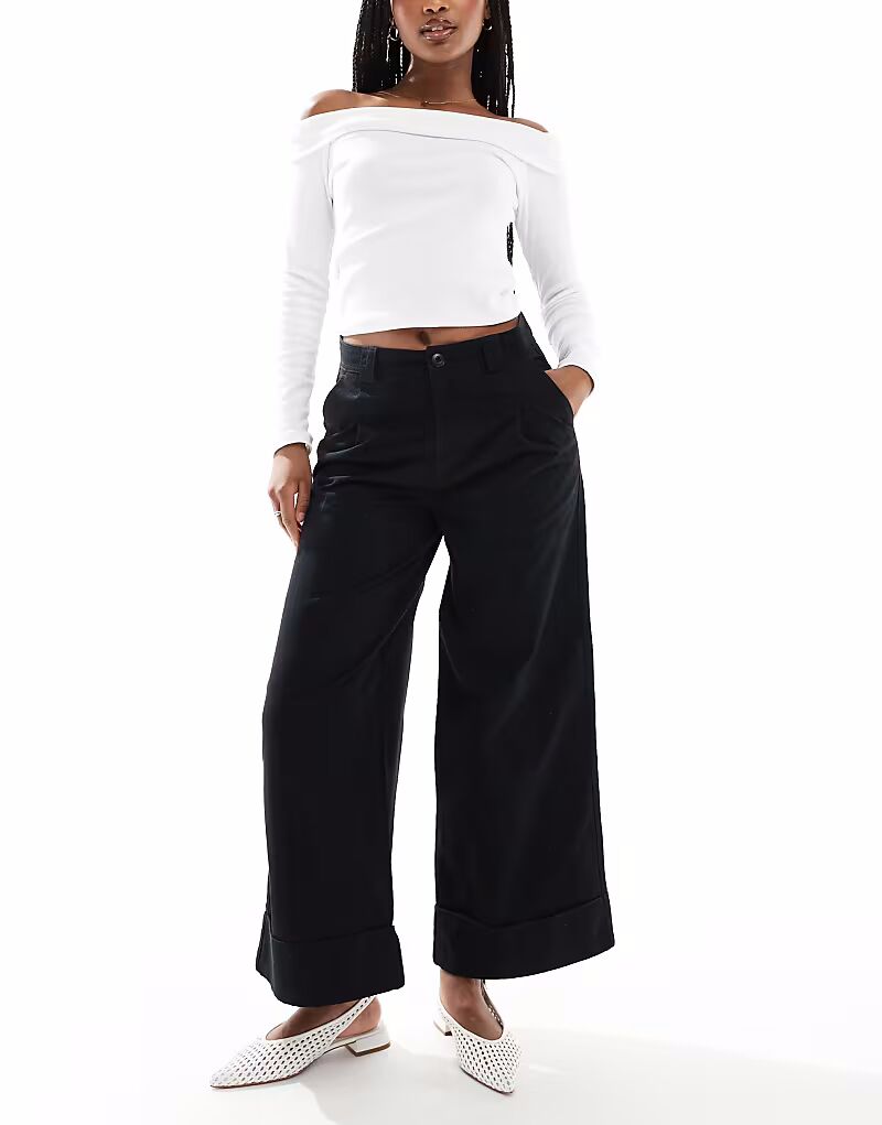 Широкие брюки длиной до щиколотки с отворотами ASOS DESIGN черного цвета с эффектом матового блеска
Широкие брюки длиной до щиколотки с отворотами ASOS DESIGN черного цвета с эффектом матового блеска