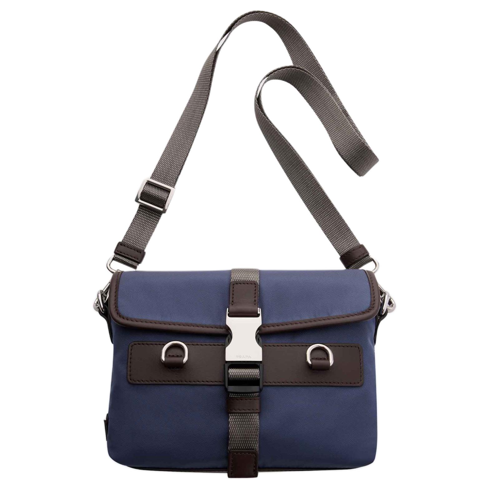 PRADA Чехол для телефона из переработанного нейлона с кожаной вставкой Мужской Аэрокосмический синий
PRADA Чехол для телефона из переработанного нейлона с кожаной вставкой Мужской Аэрокосмический синий