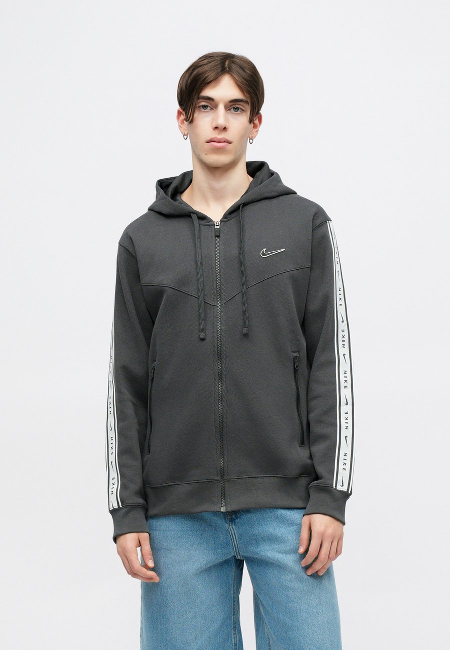 Толстовка Nike Sportswear HOOD, Smoke Grey/Dark Grey
Толстовка Nike Sportswear HOOD, Smoke Grey/Dark Grey