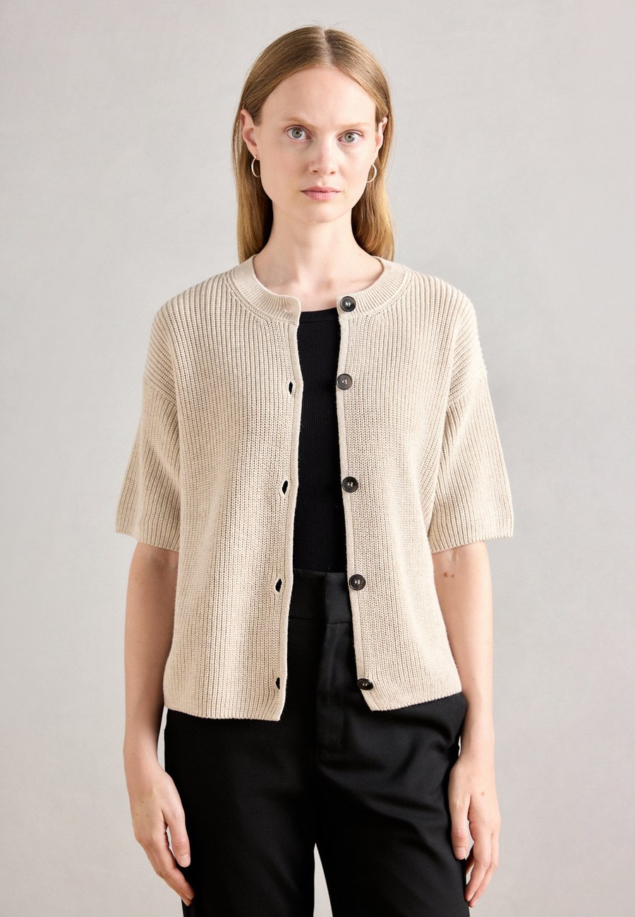 Кардиган Marc O'Polo SHORTSLEEVE ROUND NECK, Sandy Melange/Beige
Кардиган Marc O'Polo SHORTSLEEVE ROUND NECK, Sandy Melange/Beige