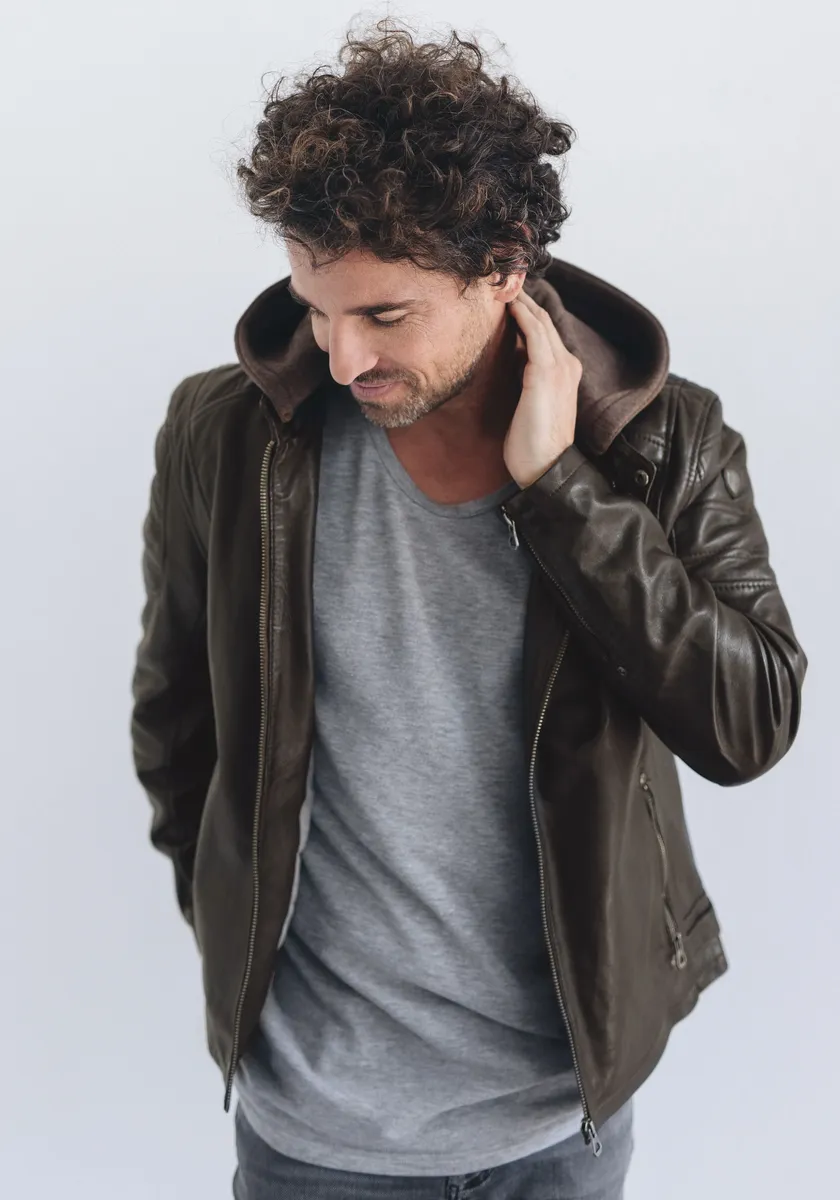 Цыганская кожаная куртка "Рыло ЛАКЕВ" с капюшоном Gipsy, коричневый
Цыганская кожаная куртка "Рыло ЛАКЕВ" с капюшоном Gipsy, коричневый