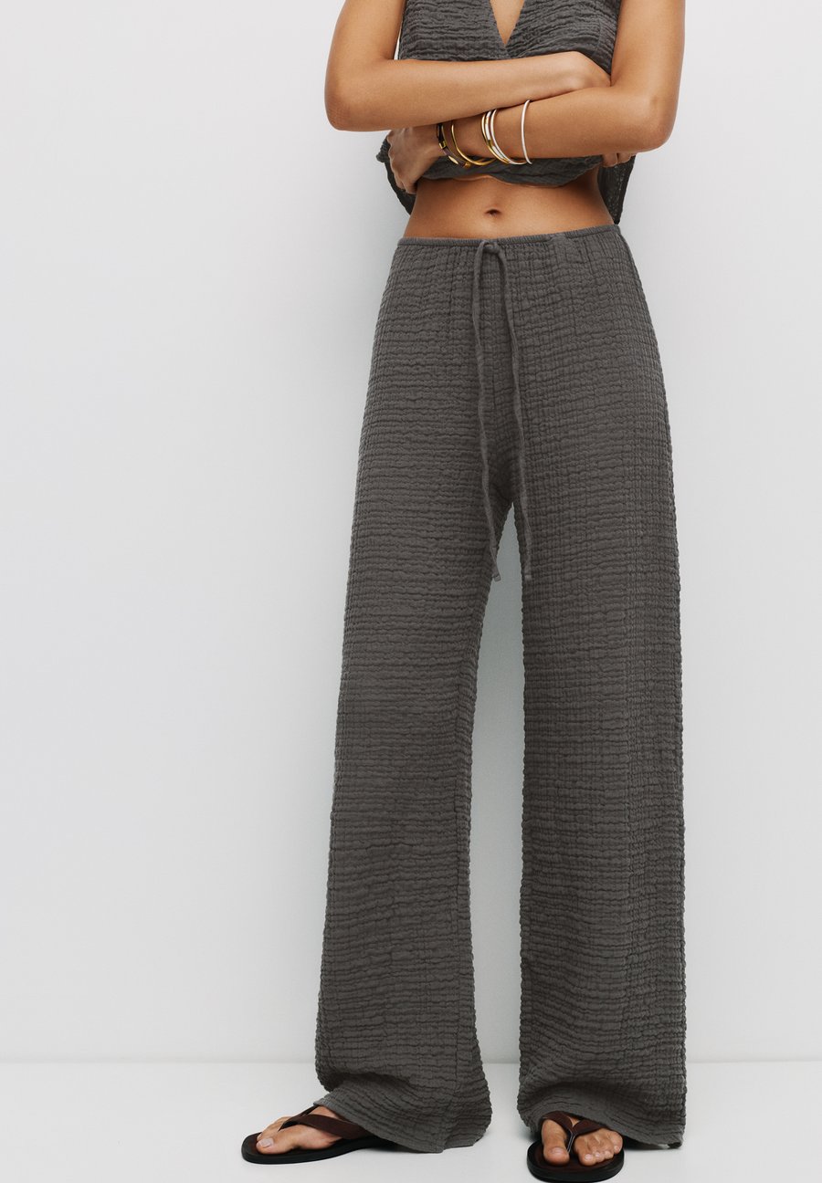 Брюки PULL&BEAR Trousers, Light Grey
Брюки PULL&BEAR Trousers, Light Grey