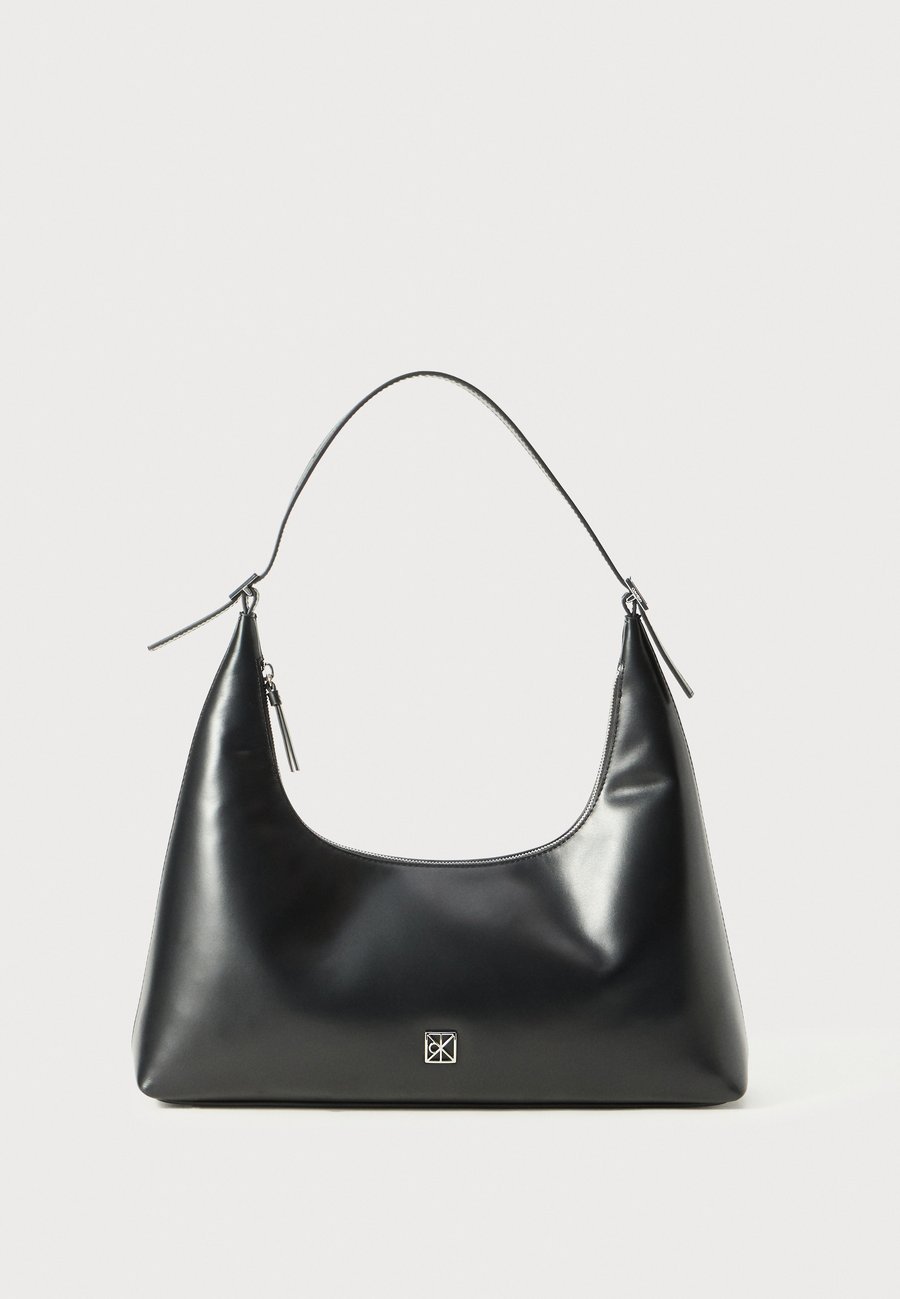 Сумка-шоппер Calvin Klein EMBLEM LEATHER SHOULDER BAG, Black
Сумка-шоппер Calvin Klein EMBLEM LEATHER SHOULDER BAG, Black