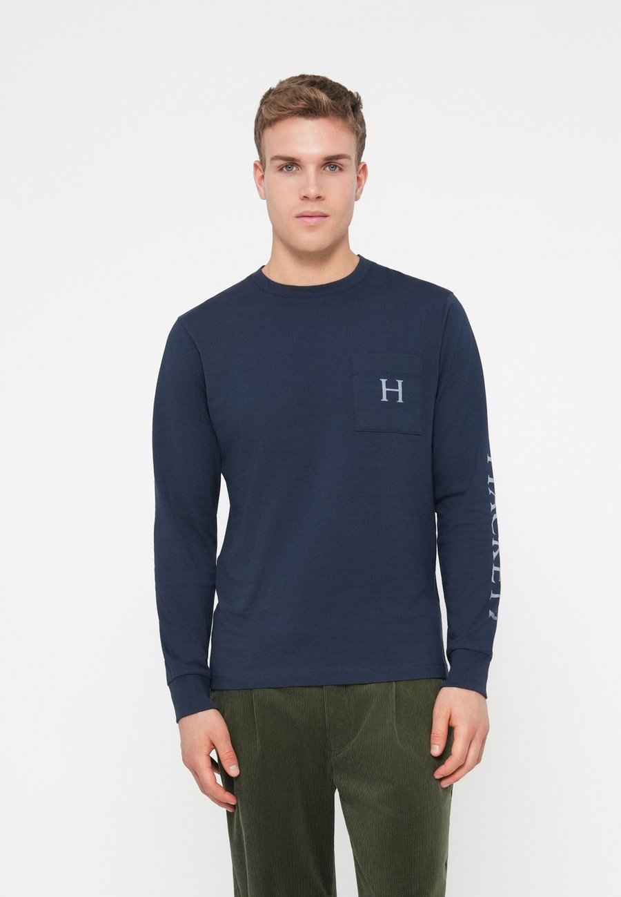 Топ Hackett London HERITAGE PEAKS, Old Navy/Dark Blue
Топ Hackett London HERITAGE PEAKS, Old Navy/Dark Blue