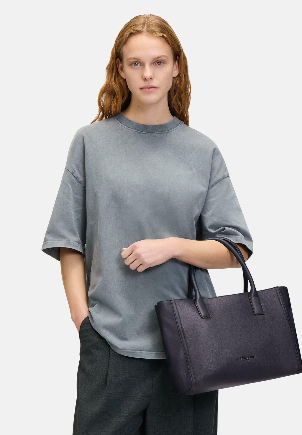 Сумка SHOPPER M GERÄUMIGER Liebeskind Berlin, темно-синий
Сумка SHOPPER M GERÄUMIGER Liebeskind Berlin, темно-синий