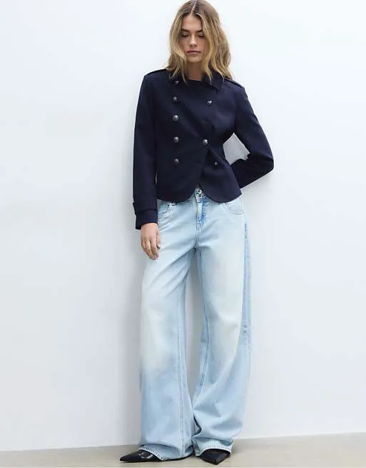 Stradivarius Low-rise double-button jeans in medium light blue denim
Stradivarius Low-rise double-button jeans in medium light blue denim