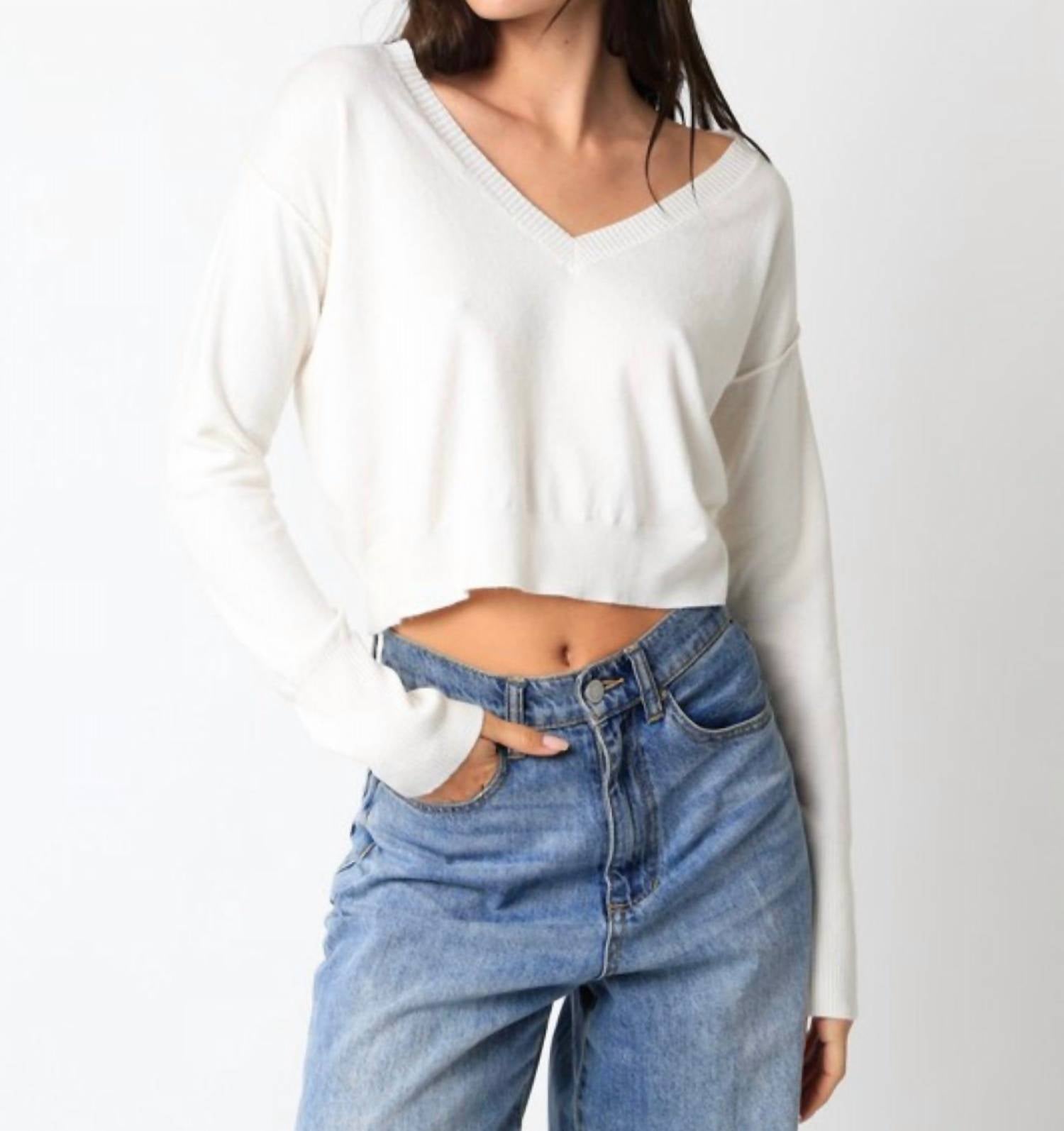 Укороченный свитер с V-образным вырезом белого цвета OLIVACEOUS
Укороченный свитер с V-образным вырезом белого цвета OLIVACEOUS