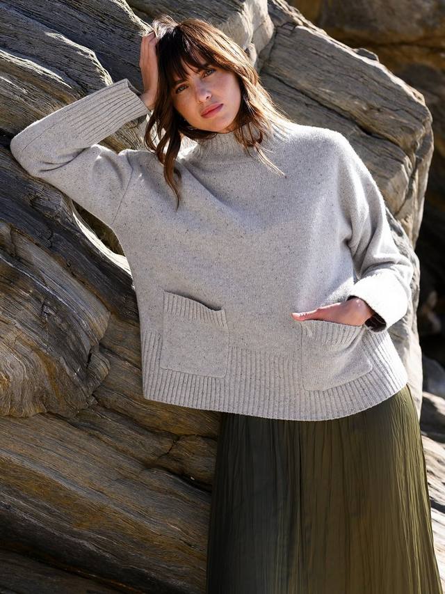 Джемпер с накладным карманом из шерсти мериноса в крапинку Celtic & Co., цвет Light Grey
Джемпер с накладным карманом из шерсти мериноса в крапинку Celtic & Co., цвет Light Grey