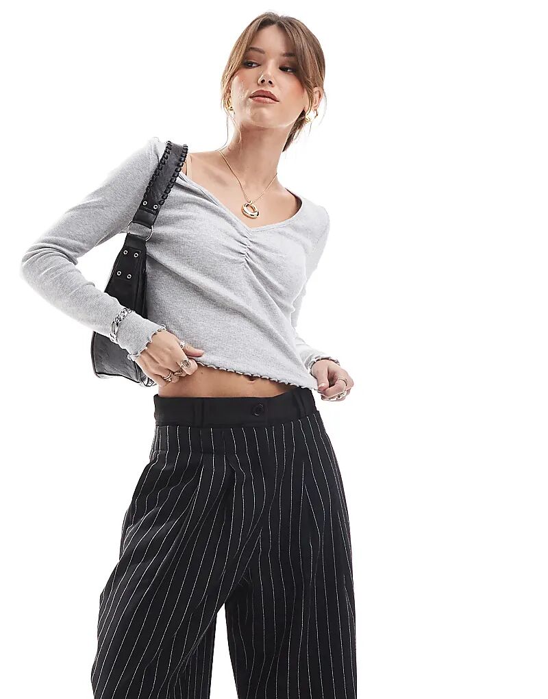 Топ с длинными рукавами и сборкой спереди светло-серого цвета ONLY 
Топ с длинными рукавами и сборкой спереди светло-серого цвета ONLY