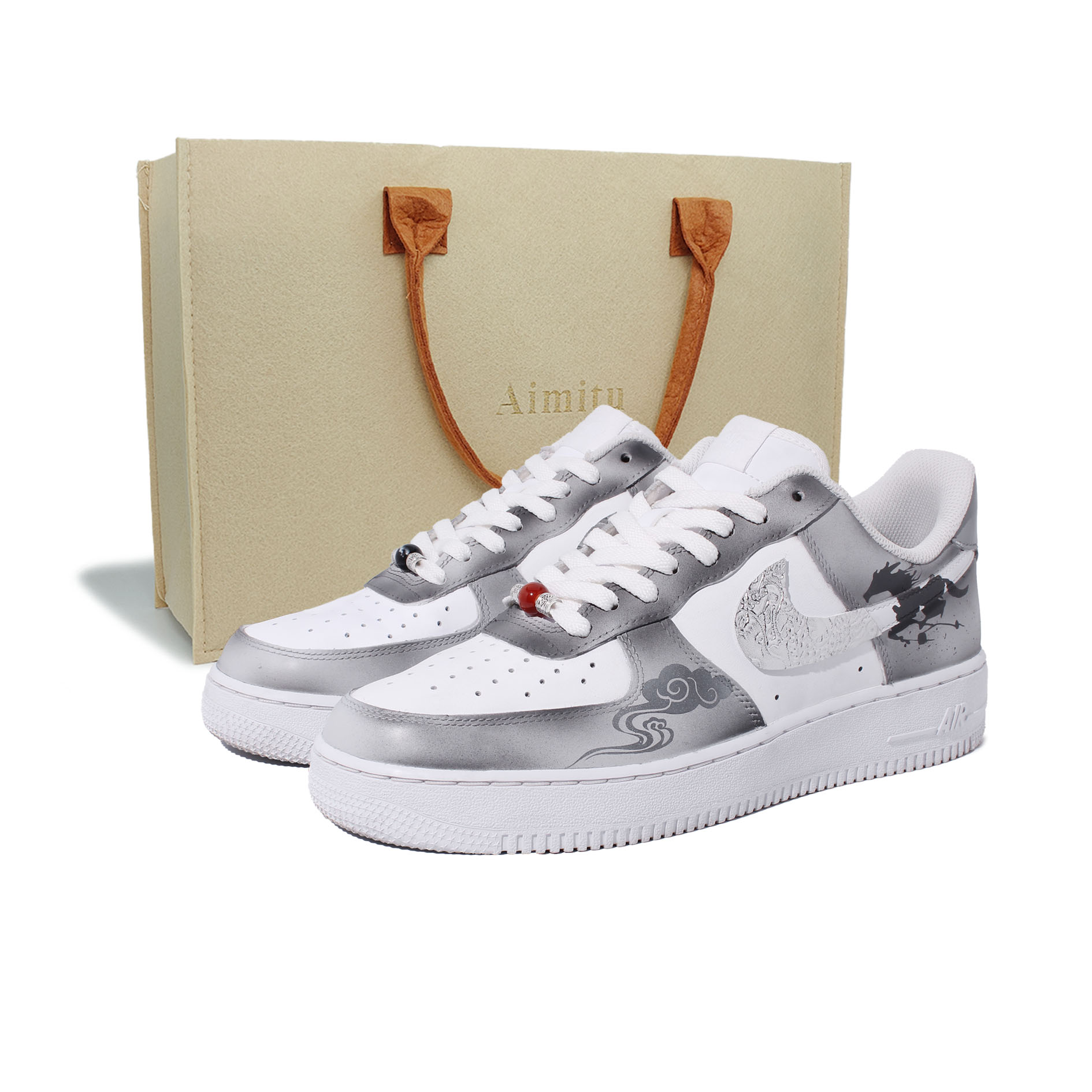 Nike Air Force 1 1978, Ink Horse Illusion, износостойкие и легкие низкие кроссовки для скейтбординга Unisex, бело-серые
Nike Air Force 1 1978, Ink Horse Illusion, износостойкие и легкие низкие кроссовки для скейтбординга Unisex, бело-серые