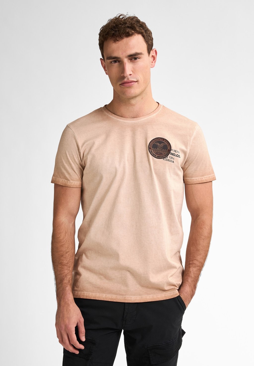 Футболка с принтом LOGO PONCE Petrol Industries, бежевый
Футболка с принтом LOGO PONCE Petrol Industries, бежевый