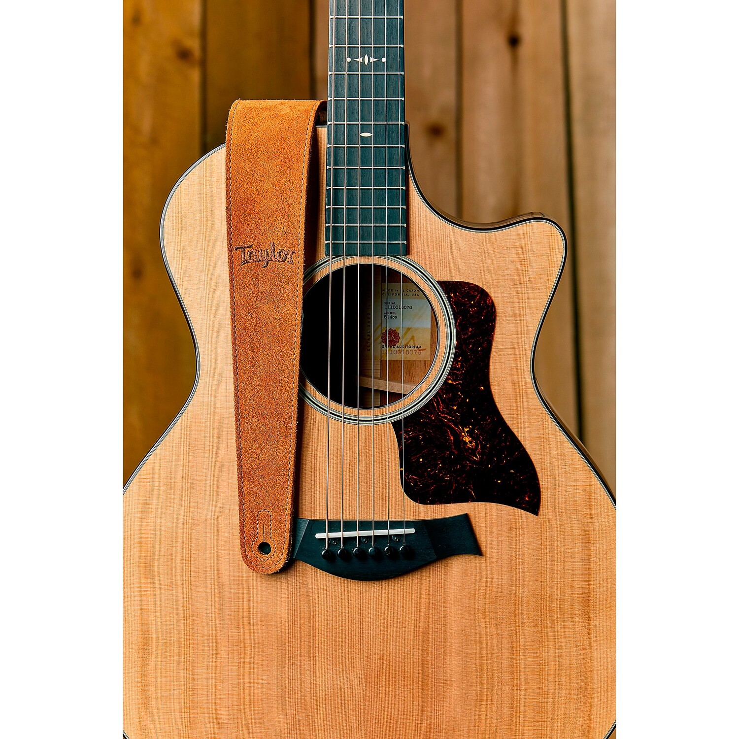 Ремешок Taylor с вышивкой на замше «Мед», 2,5 дюйма.
Ремешок Taylor с вышивкой на замше «Мед», 2,5 дюйма.