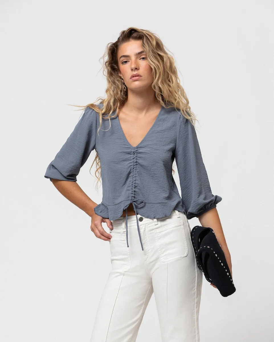 Женская блузка с V-образным вырезом и французским рукавом Noon, синий
Женская блузка с V-образным вырезом и французским рукавом Noon, синий