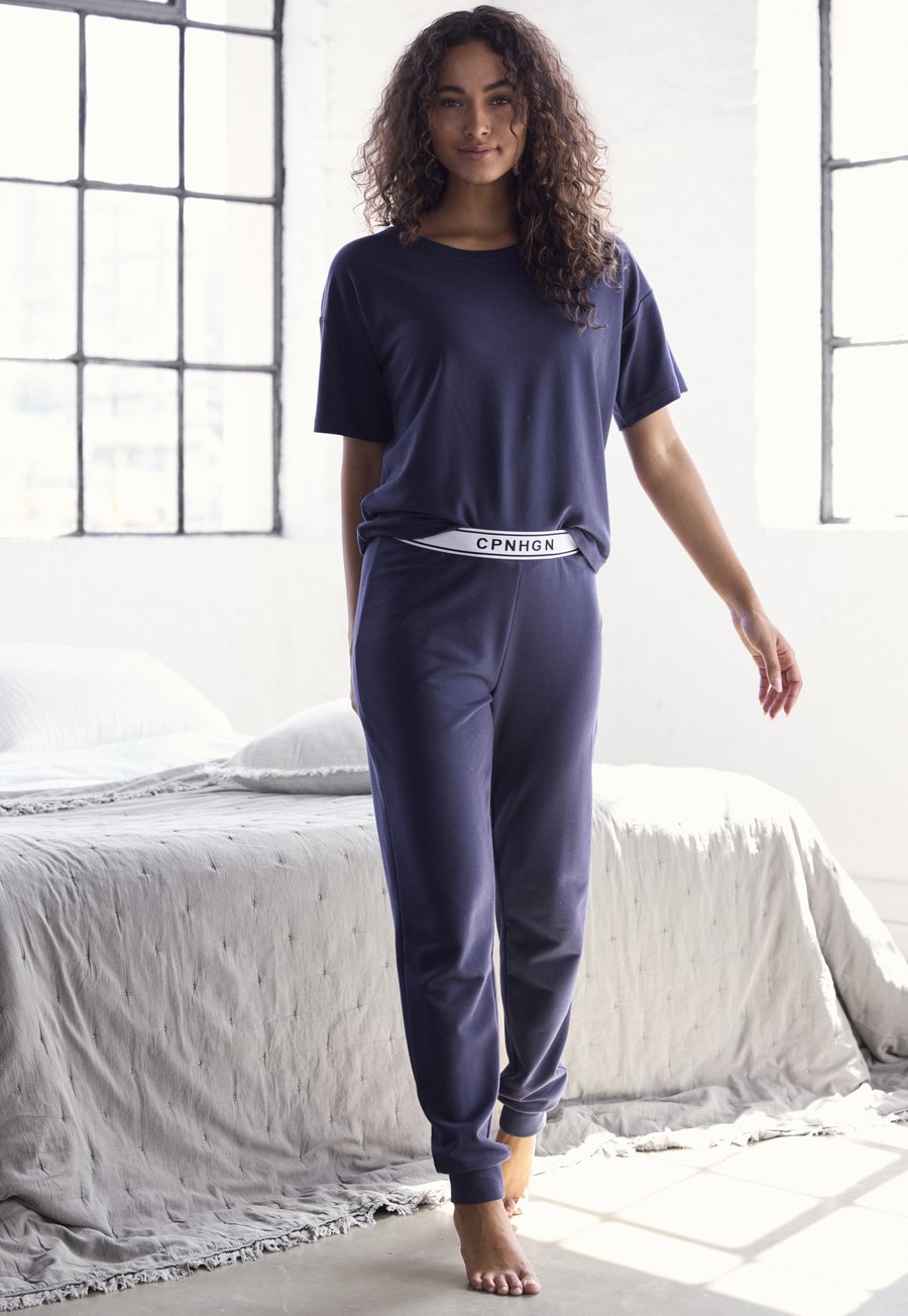 Пижамные брюки Copenhagen Studios Pyjama bottoms, Dunkelblau/Dark Blue
Пижамные брюки Copenhagen Studios Pyjama bottoms, Dunkelblau/Dark Blue