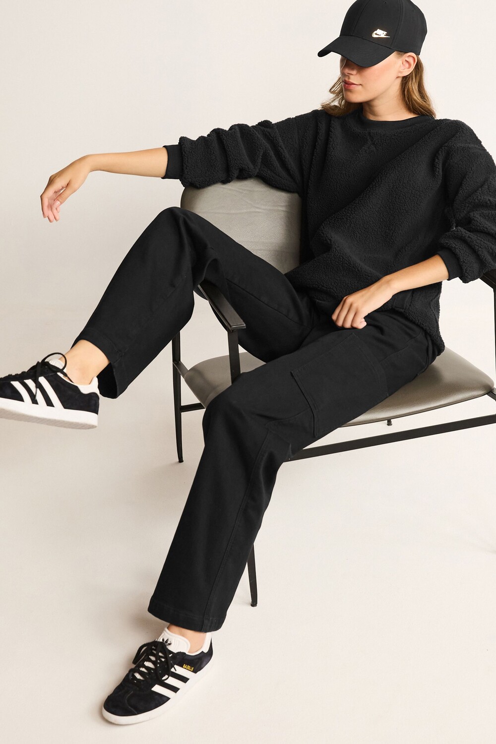 Мягкие джоггеры из ворсованного денима с широкими штанинами Next, черный
Мягкие джоггеры из ворсованного денима с широкими штанинами Next, черный