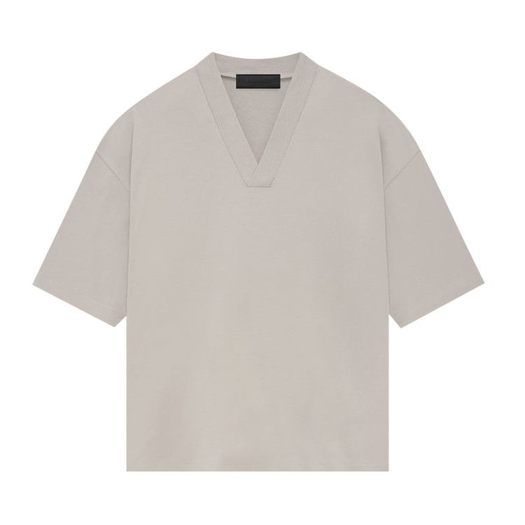 Топ Fear of God Essentials V-Neck, Silver Cloud
Топ Fear of God Essentials V-Neck, Silver Cloud