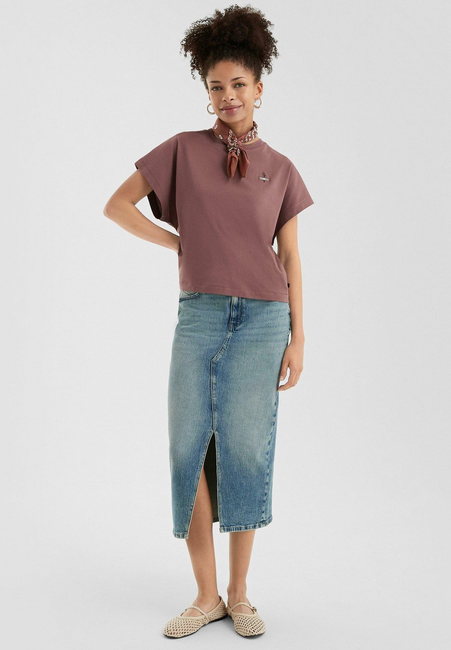 Футболка QS MIT KLEINER STICKEREI, Aubergine/Berry
Футболка QS MIT KLEINER STICKEREI, Aubergine/Berry