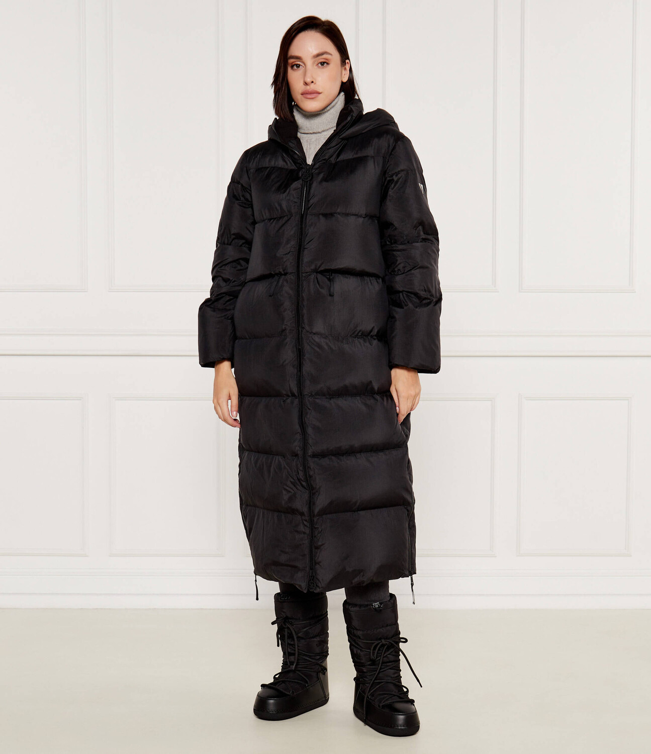 Пуховое пальто GUESS FAUSTINE, черный
Пуховое пальто GUESS FAUSTINE, черный