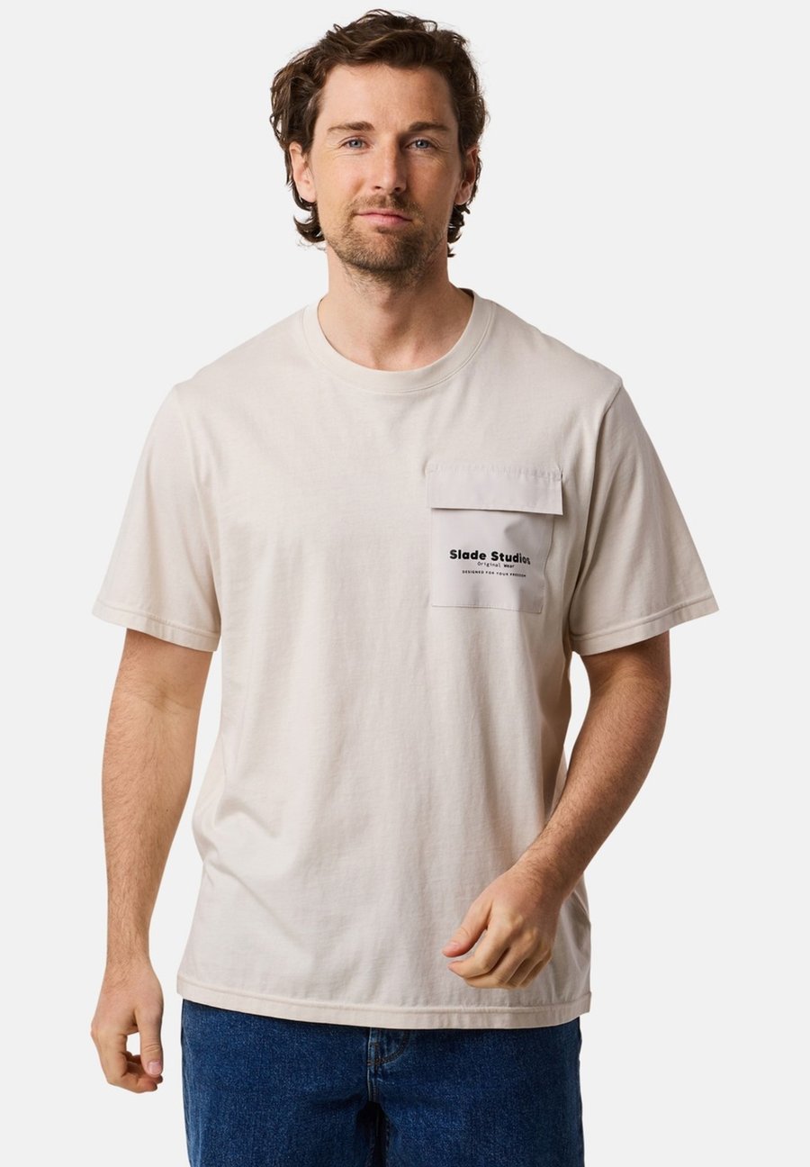 Футболка Slade POCKET TEE, Lt Khaki/Beige, Хаки, Футболка Slade POCKET TEE, Lt Khaki/Beige
Футболка Slade POCKET TEE, Lt Khaki/Beige, Хаки, Футболка Slade POCKET TEE, Lt Khaki/Beige