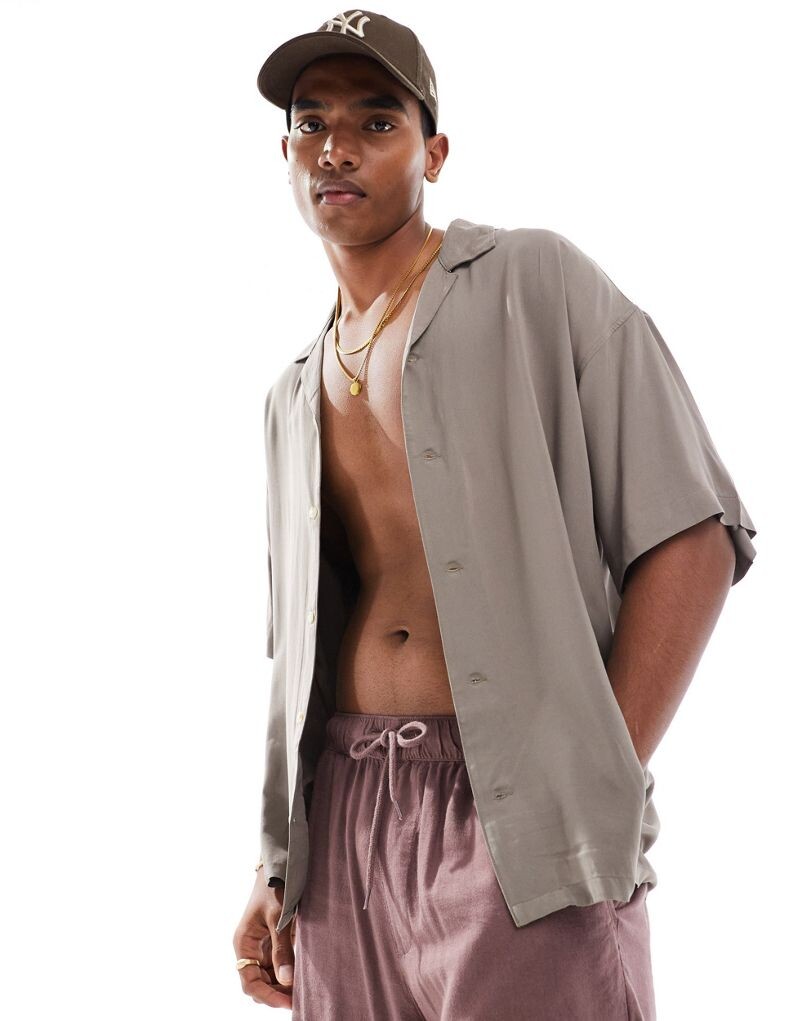 Бежевая рубашка оверсайз с воротником ADPT
Бежевая рубашка оверсайз с воротником ADPT