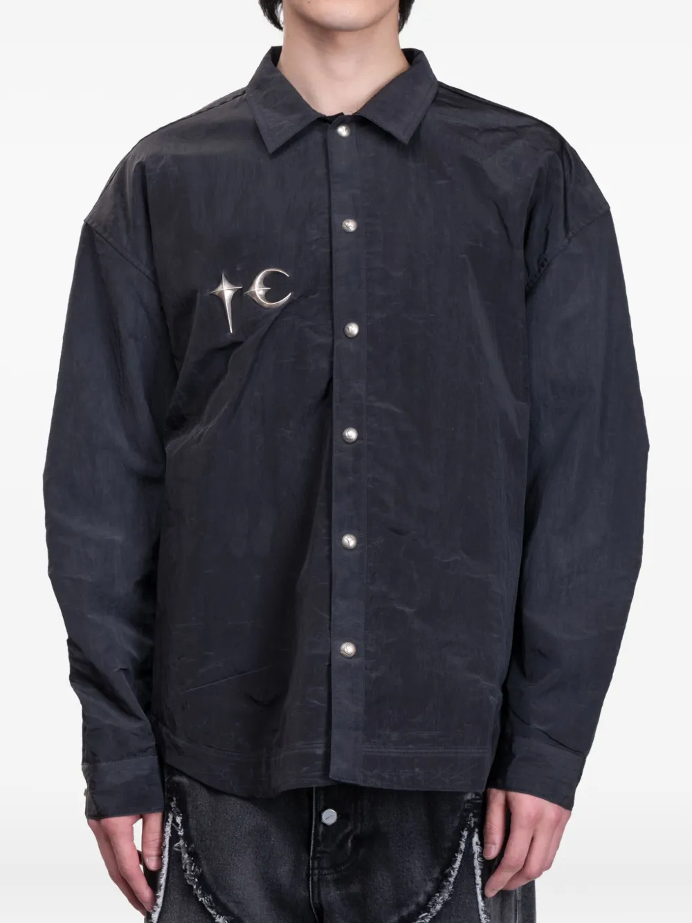 Рубашка Scarred Officer с эффектом металлик THUG CLUB, черный
Рубашка Scarred Officer с эффектом металлик THUG CLUB, черный