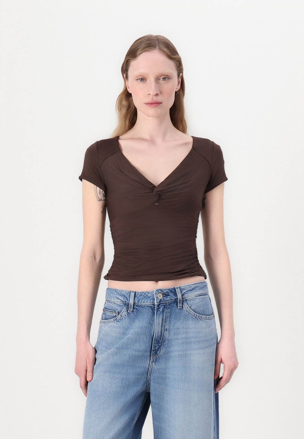 Базовая футболка CHARLOTTE DRAPPED Guess, темно-коричневый
Базовая футболка CHARLOTTE DRAPPED Guess, темно-коричневый